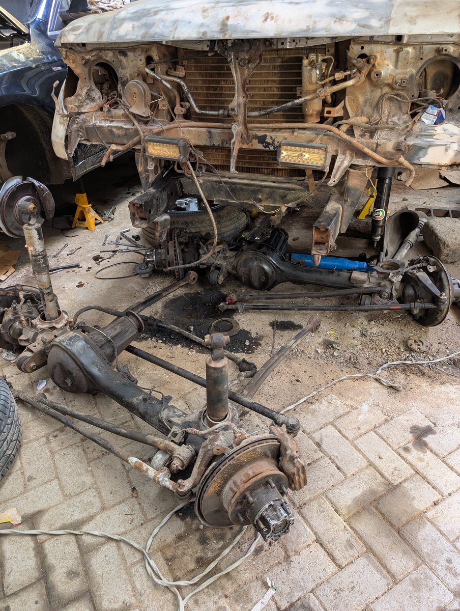 Project Jalopy update:
Front solid axle replaced. At least <a href="/4Real_KE/">4Real</a>'s 4x4 itafanya kazi sasa with manual locking hubs.