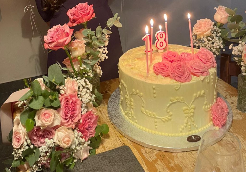 FlossCarmeli's tweet image. I still can’t get over my 18th birthday flowers and cake💐