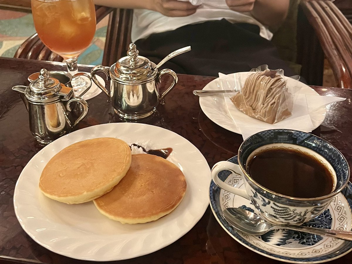 okashi_love_0's tweet photo. 【昭和レトロの世界にタイムスリップ…】

上野の名店「古城」は、まるで中世ヨーロッパのお城のような喫茶店🏰✨

ステンドグラスに包まれて味わうコーヒーやホットケーキは、どこか懐かしくて心がほっと落ち着きます☕🥞

📍東京都台東区上野6-8-4

#純喫茶 #レトロ喫茶 #上野 #喫茶古城 https://t.co/hfG1GBjqsw