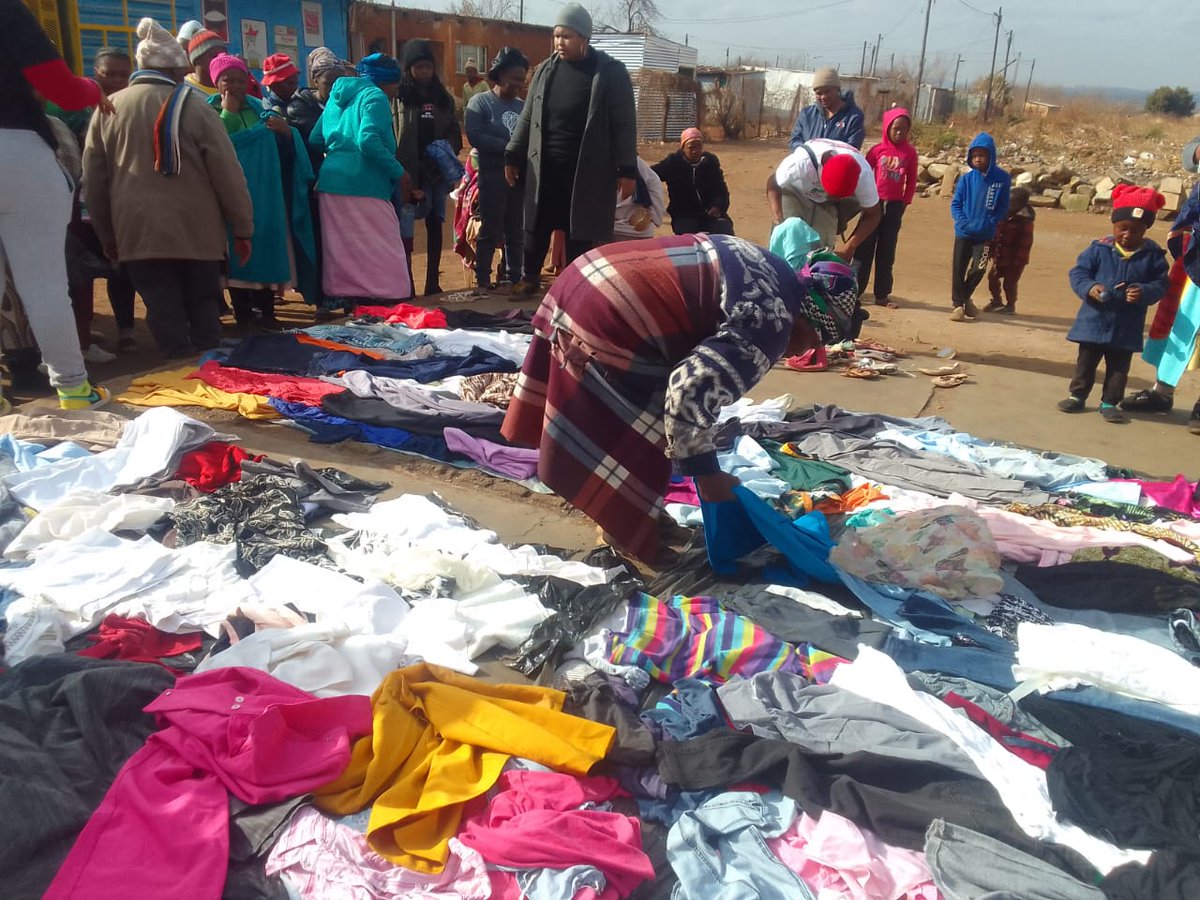 macua_sa's tweet image. WAMUA Khutsong, in collaboration with YAMUA, marked.
Mandela Day by giving back to the community in meaningful ways.

From distributing clothes to women and children, to cleaning homes for people living with disabilities, and offering warm meals. 

Our actions, no matter how…