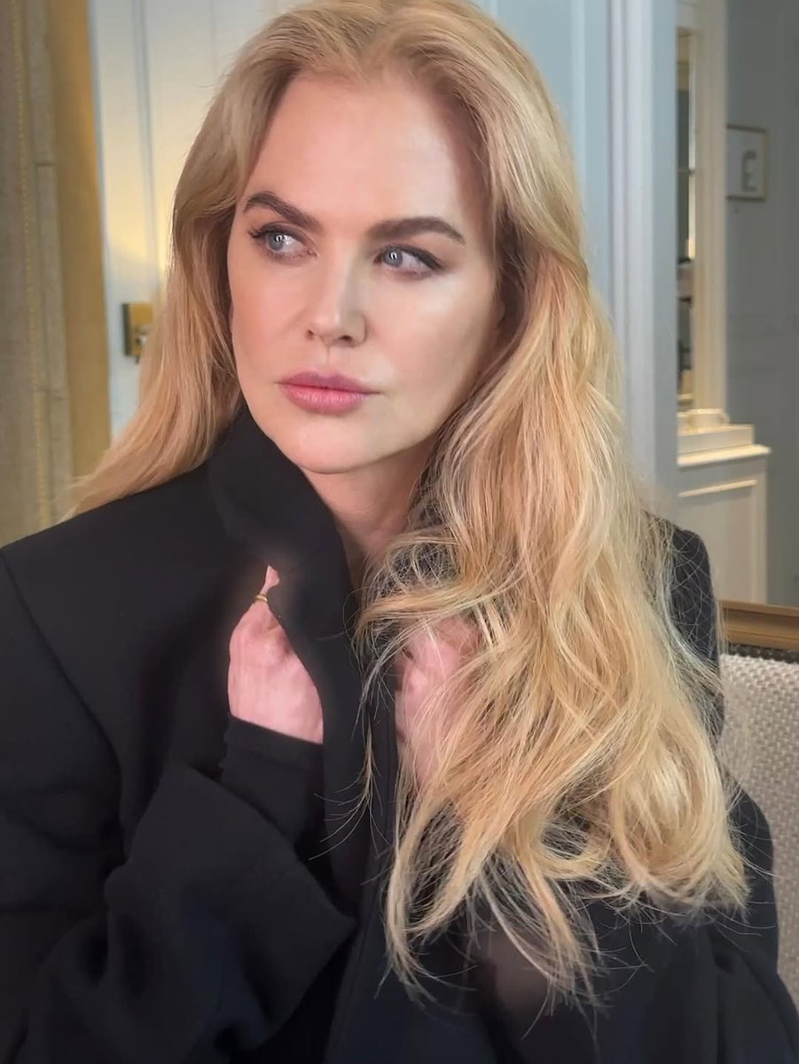 nkidmanbr's tweet image. Nicole Kidman nos bastidores da campanha de Inverno/25 da marca Balenciaga.
📸 Wendy Rowe