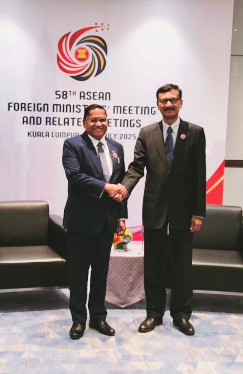 Had the opportunity to meet Foreign Affairs Adviser,Md. Touhid   Hossain of Bangladesh during the ASEAN Regional Forum Meeting held  in Kuala Lumpur recently. 

We exchanged views on ways and means for further expanding our bilateral cooperation, especially in education,