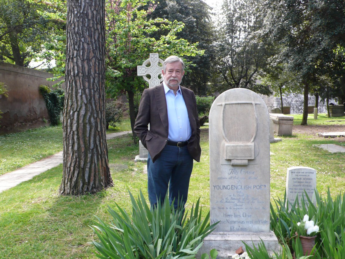Se nos ha ido José María Guelbenzu. Queda el recuerdo de su gentileza, su conocimiento, su elegancia en el decir y en el escribir y en tantas otras cosas.

Sirva para ilustrarlo esta foto que le tomé en 2009 en el Cimitero Accatolico de Roma, junto a la tumba de Keats.