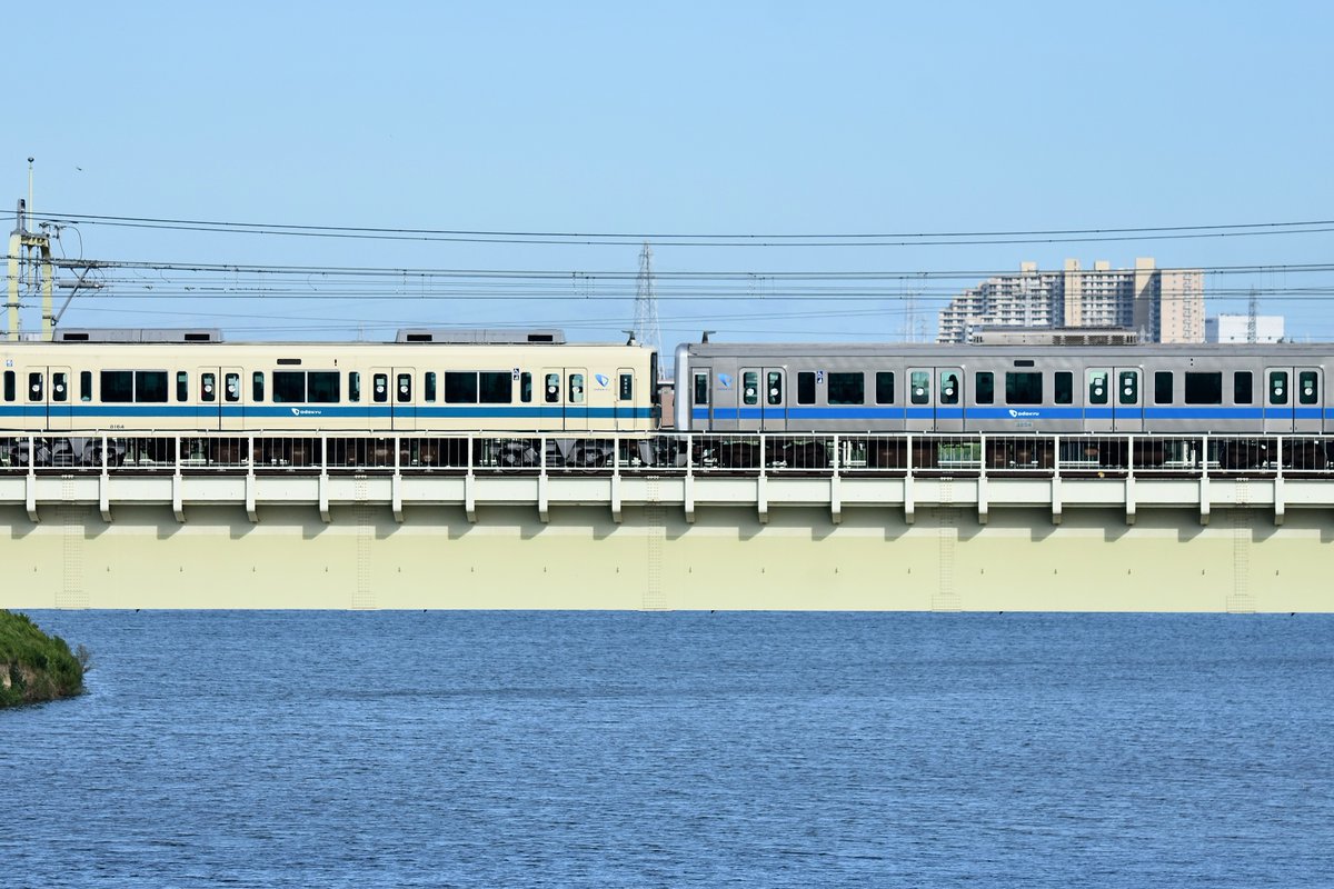 EXPYEXPY's tweet image. 今注目の高そうな8058F+8260F、8064F+3254F、8051F+3261Fがそれぞれ多摩川を渡る所を撮影。特に8051Fの相方が久しぶりの3000形となり数年前の当たり前の姿が戻ってきたような感じ。ピカピカになって戻ってきた8064Fも来てくれたので良かった。