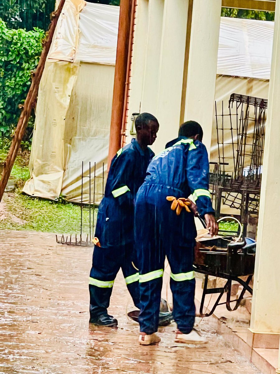 UCU_EngEnvt's tweet image. Through the sun and rain, our students are tirelessly working towards bettering their communities.

📸 Courtesy photo | #UCU_Recess25