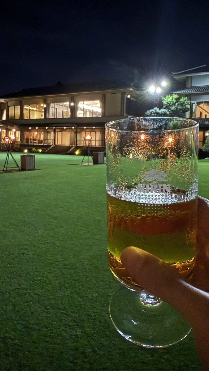 misakism13's tweet image. 今日は会社のみんなでビアガーデンにきた、都心の一等地で冷えたビールを頂く。一流に触れると一流を学べる、こういう行事はとても大切。今期は一年目で年商100億円は確実に超える、来期は200億円は最低限のライン。金だけじゃなくて、会社として人としても全員で成長していこう。ありがとう。