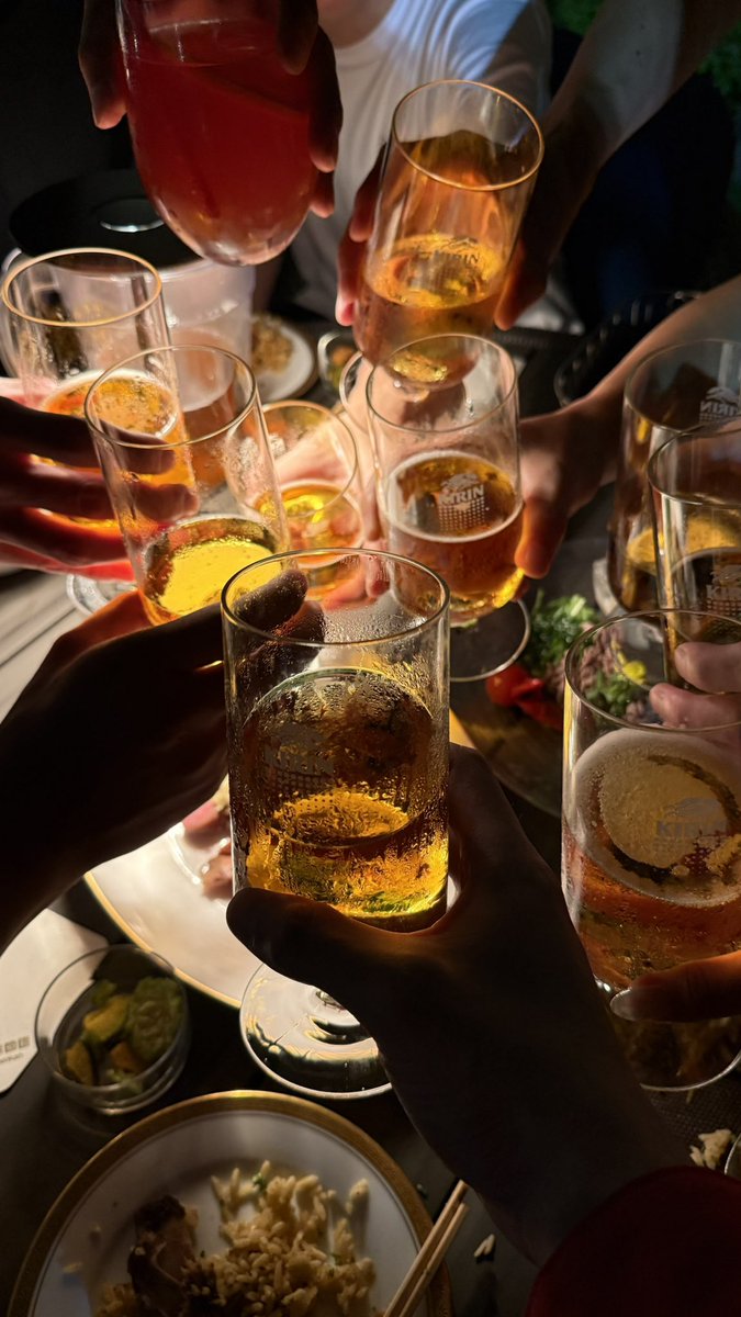 misakism13's tweet image. 今日は会社のみんなでビアガーデンにきた、都心の一等地で冷えたビールを頂く。一流に触れると一流を学べる、こういう行事はとても大切。今期は一年目で年商100億円は確実に超える、来期は200億円は最低限のライン。金だけじゃなくて、会社として人としても全員で成長していこう。ありがとう。