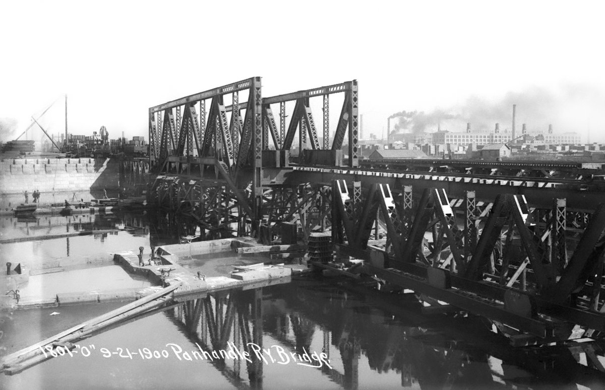 MWRDGC's tweet image. Historical Photo of the Day: Construction of the first 8 Track Rail Bridge over the Chicago Sanitary and Ship Canal on September 21, 1900. This bridge was replaced by the current 8-track "scissors" bridge by the MWRD between 1908 and 1910. Learn more 📽⬇️
youtu.be/__yXMrBYek4