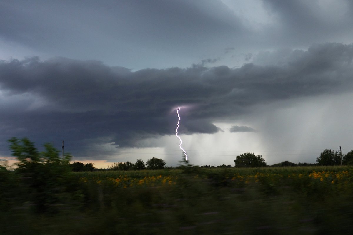 nevremeteam's tweet image. A compact supercell unleashed a true lightning barrage over southern Vojvodina, Serbia, on July 8, 2025