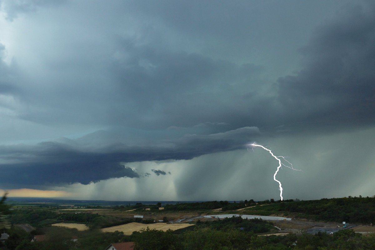 nevremeteam's tweet image. A compact supercell unleashed a true lightning barrage over southern Vojvodina, Serbia, on July 8, 2025