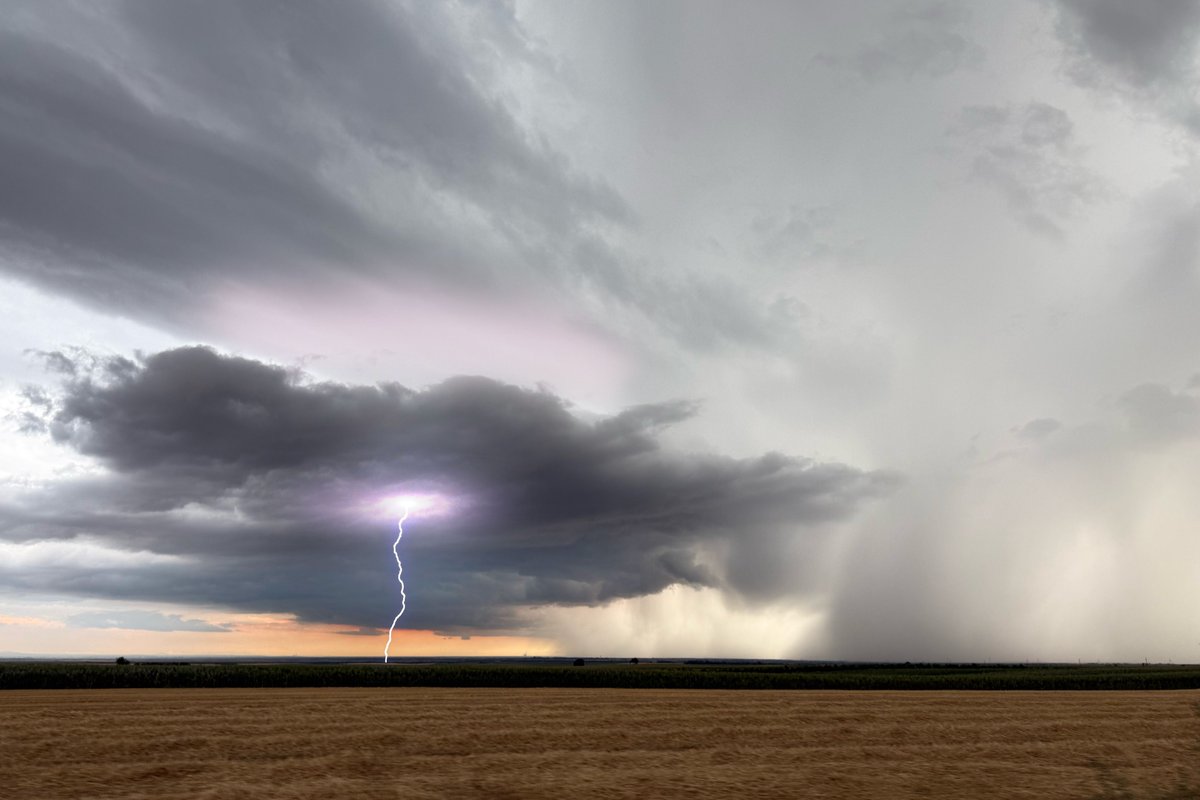 nevremeteam's tweet image. A compact supercell unleashed a true lightning barrage over southern Vojvodina, Serbia, on July 8, 2025