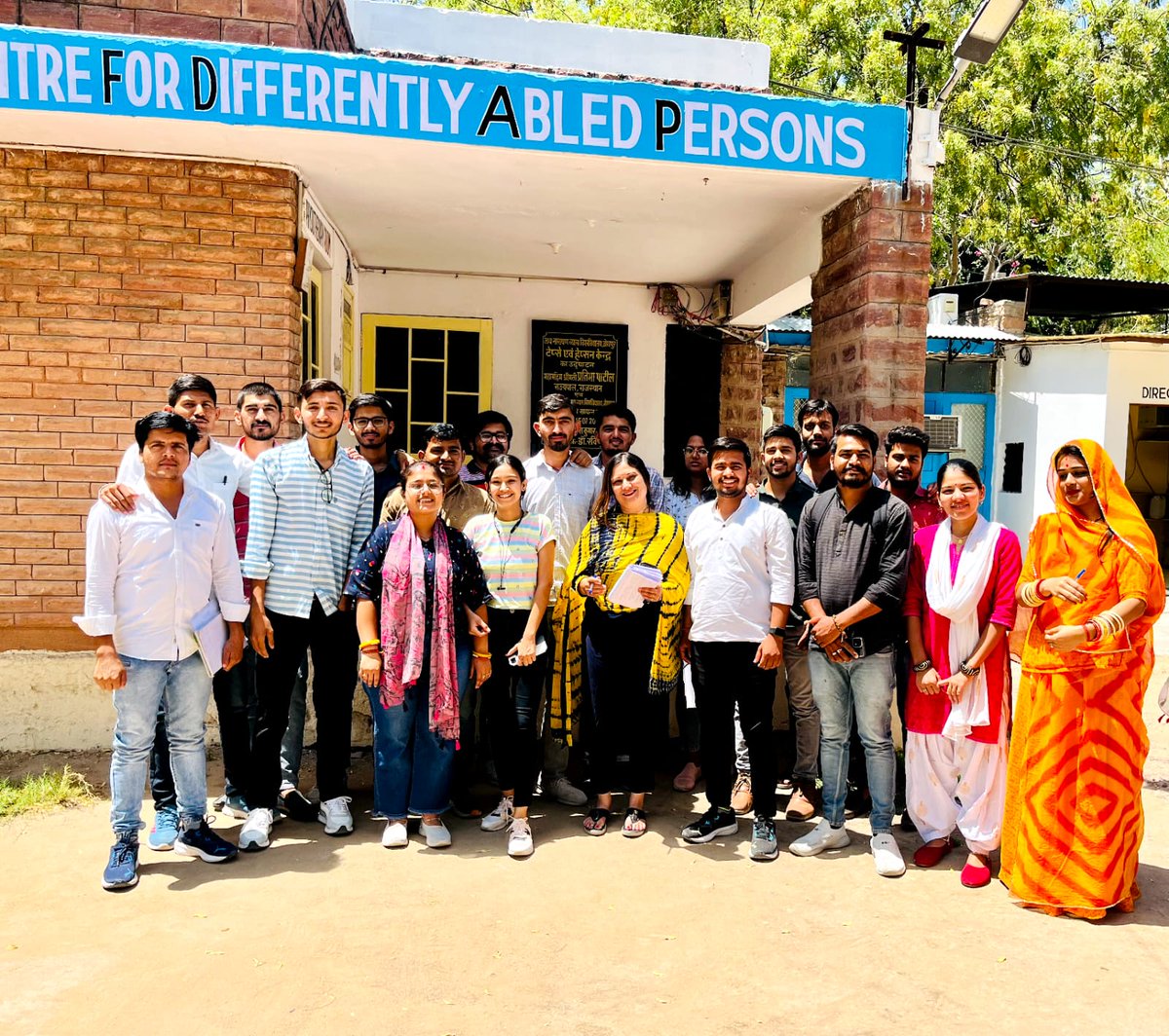 विशेष शिक्षा के पद नहीं आने पर जेएनवीयू में कुलगुरू जी को ज्ञापन देने के दौरान छायाचित्र।#विशेष_शिक्षक_भर्ती 
#विशेष_शिक्षा_की_भर्ती_करो