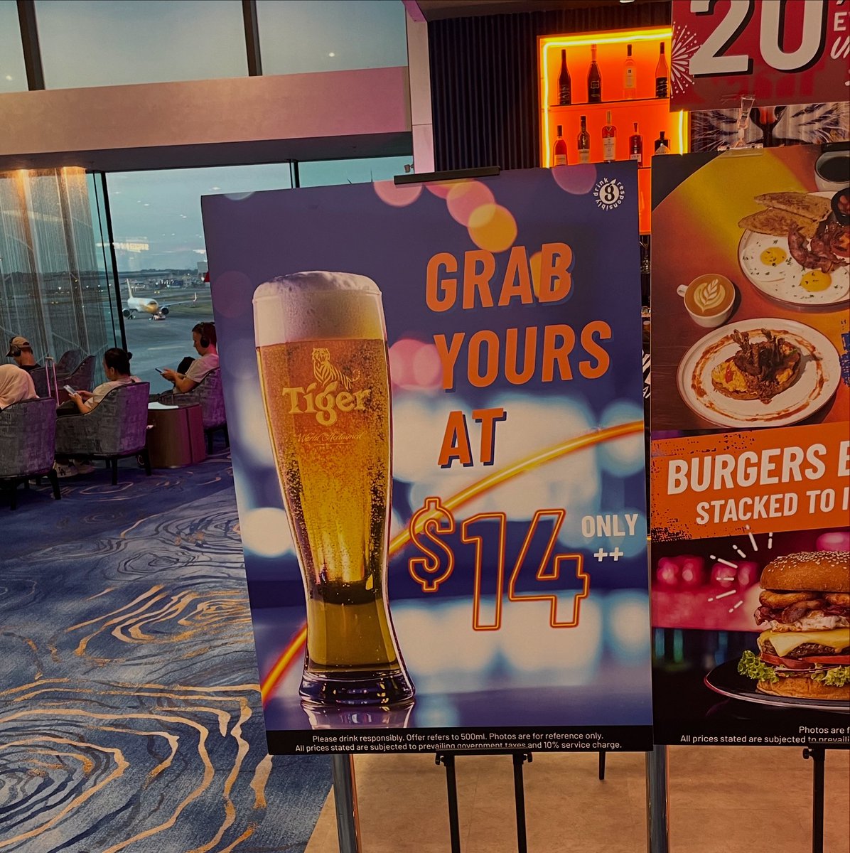 空港にて。 「14シンガポールドルポッキリで！」みたいに書いてありますけど本日のレートで1620円でございます…。