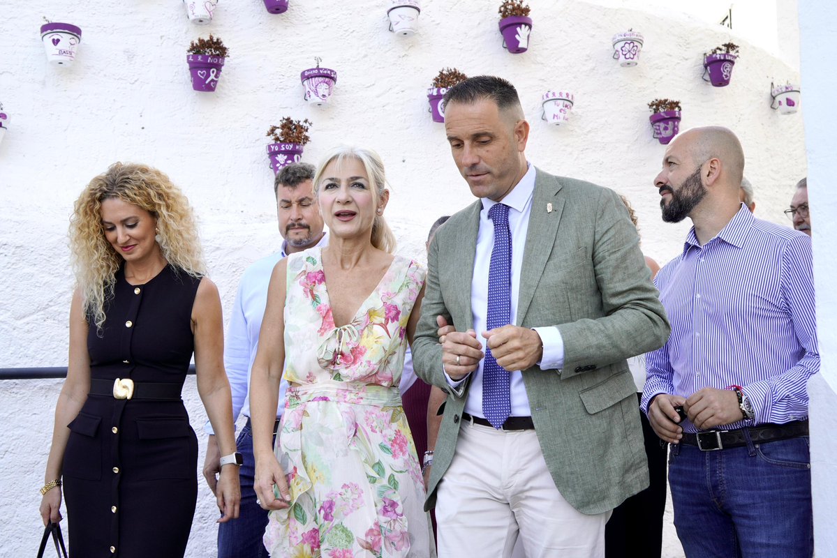 Ayuntamiento de Ojén (@aytoojen) on Twitter photo 𝗣𝗥𝗘𝗦𝗘𝗡𝗧𝗔𝗖𝗜𝗢𝗡 𝟱𝟬 𝗖𝗔𝗦𝗧𝗜𝗟𝗟𝗢 𝗗𝗘𝗟 𝗖𝗔𝗡𝗧𝗘
La Consejera de <a href="/CulturaAND/">Cultura Junta de Andalucía</a>, el Alcalde, el cantaor <a href="/Arcangel_Flamen/">Arcángel Flamenco</a>, el autor del cartel <a href="/daniojen/">Daniel Espada</a> y el periodista y presentador Salvador de la Peña han participado hoy en la presentación del Castillo del Cante 𝗣𝗥𝗘𝗦𝗘𝗡𝗧𝗔𝗖𝗜𝗢𝗡 𝟱𝟬 𝗖𝗔𝗦𝗧𝗜𝗟𝗟𝗢 𝗗𝗘𝗟 𝗖𝗔𝗡𝗧𝗘
La Consejera de <a href="/CulturaAND/">Cultura Junta de Andalucía</a>, el Alcalde, el cantaor <a href="/Arcangel_Flamen/">Arcángel Flamenco</a>, el autor del cartel <a href="/daniojen/">Daniel Espada</a> y el periodista y presentador Salvador de la Peña han participado hoy en la presentación del Castillo del Cante