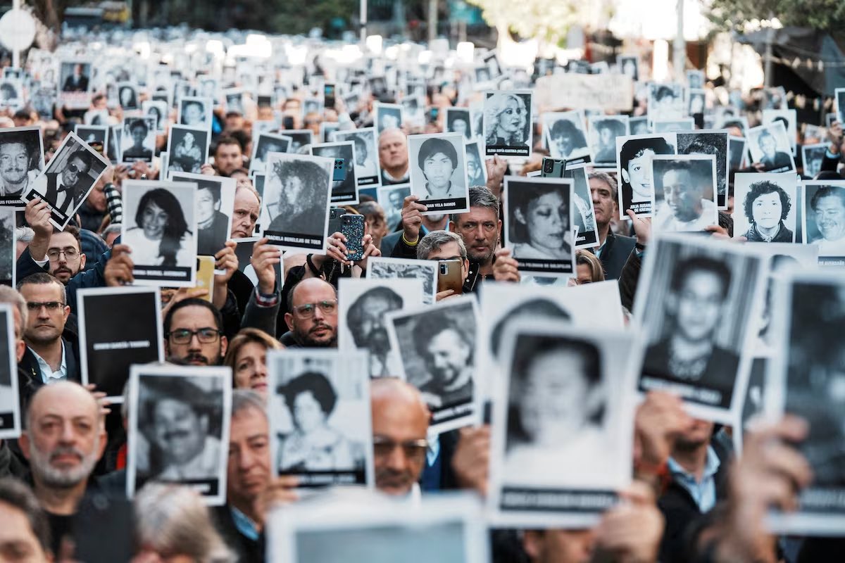 Justicia, justicia perseguirás.

31 años de impunidad. El atentado a la AMIA sigue siendo una herida abierta en toda la sociedad argentina. No vamos a dejar de exigir verdad y justicia.