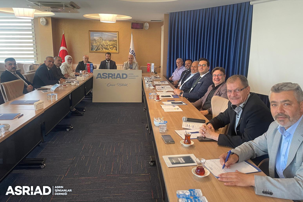 Mayıs ayında Süleymaniye'de Kuzey Iraklı iş insanları ile gerçekleştirilen Irak-Türkiye Ticari Forumu sonrası ASRİAD'ı tanımak, ticari işbirliği imkanlarını değerlendirmek ve Irak'da açılması planlanan temsilcilik ile ilgili görüşmeler yapmak üzere İstanbul'a gelen Irak heyeti,