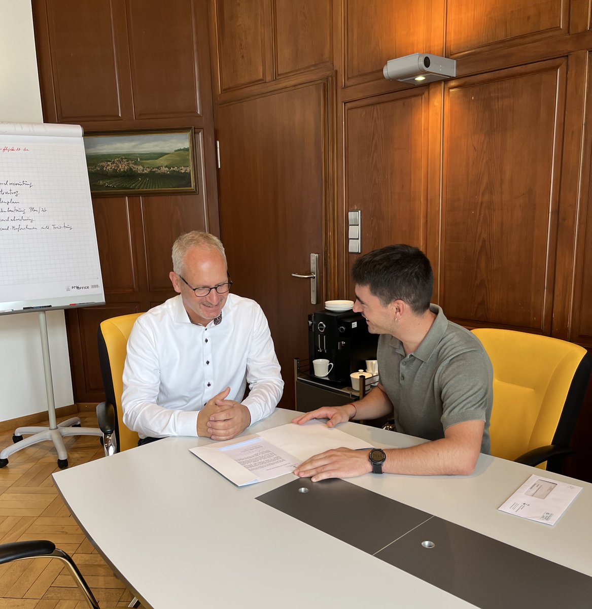 Avui he entregat una carta a l’alcalde de Weingarten, municipi alemany agermanat amb #Olesa, per convidar-lo a defensar la proposta espanyola d’oficialitat del català a la UE.

Contribuïm així a la campanya #SayYes de <a href="/llenguacat/">Plataforma per la Llengua</a>. 

Defensem el català a Europa!