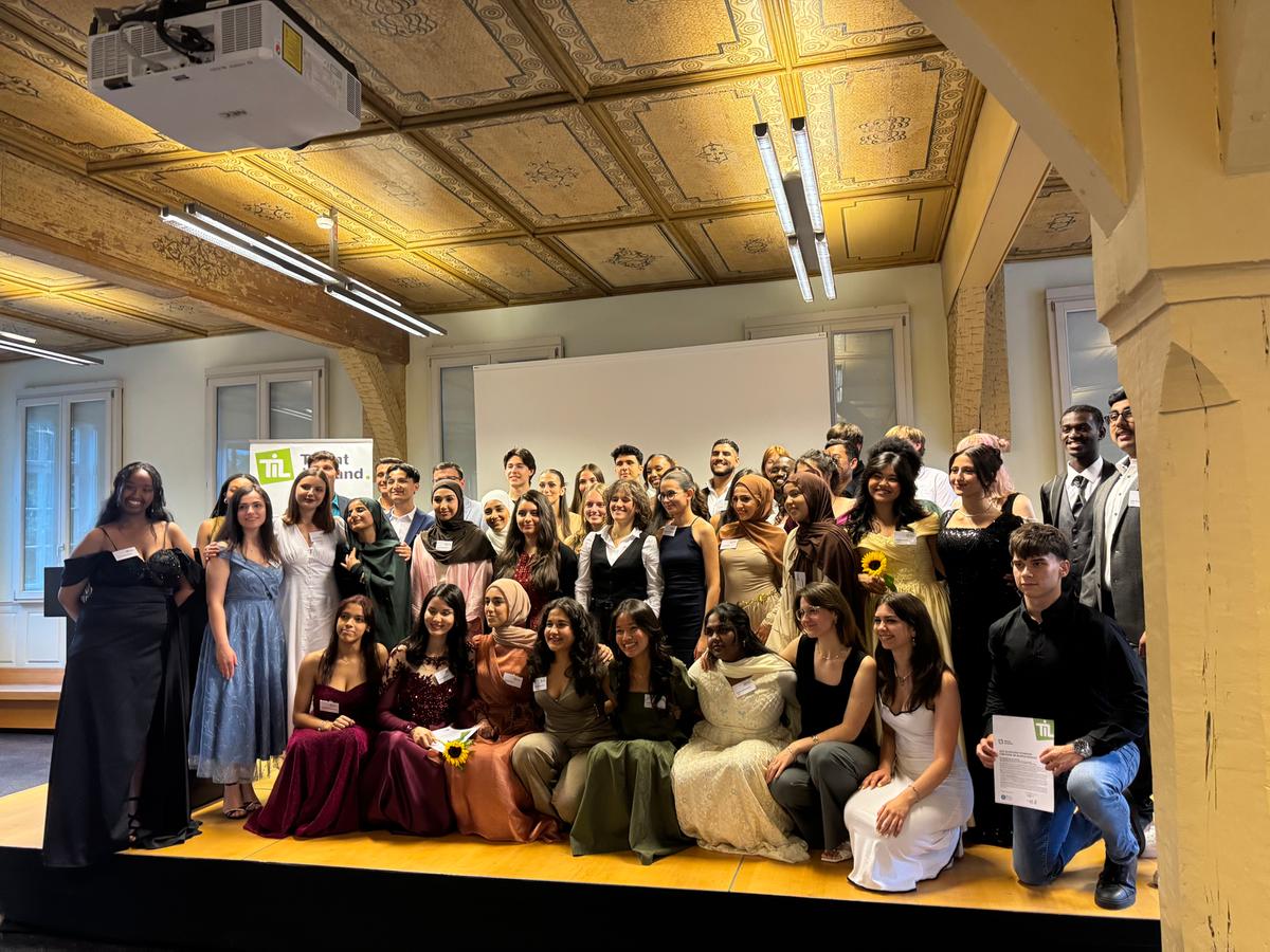 🎓✨ Am 16. Juli hieß es: Abschied feiern! In der Alten Aula in Tübingen durften wir unsere Stipendiat:innen des Abschlussjahrgangs 2025 aus dem Programm 𝘛𝘢𝘭𝘦𝘯𝘵 𝘪𝘮 𝘓𝘢𝘯𝘥 𝘉𝘢𝘥𝘦𝘯-𝘞ü𝘳𝘵𝘵𝘦𝘮𝘣𝘦𝘳𝘨 mit einer feierlichen Zeremonie verabschieden.