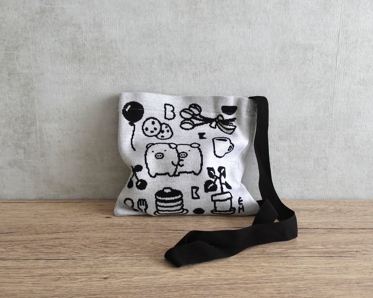 h_potch's tweet image. ✏︎グッズ紹介🆕 🧶
ニットバッグ〈2種〉
ぶっこと生活まわりのモチーフを集めたレリーフ風のデザインがかわいいバッグ🌷
ニット素材が今っぽいいちおしグッズです🌟
🍑🌵ピンク×グリーン
♟️🪵モノトーン×ブラウン
@hmj_fes #ぶたの子ぶっこ