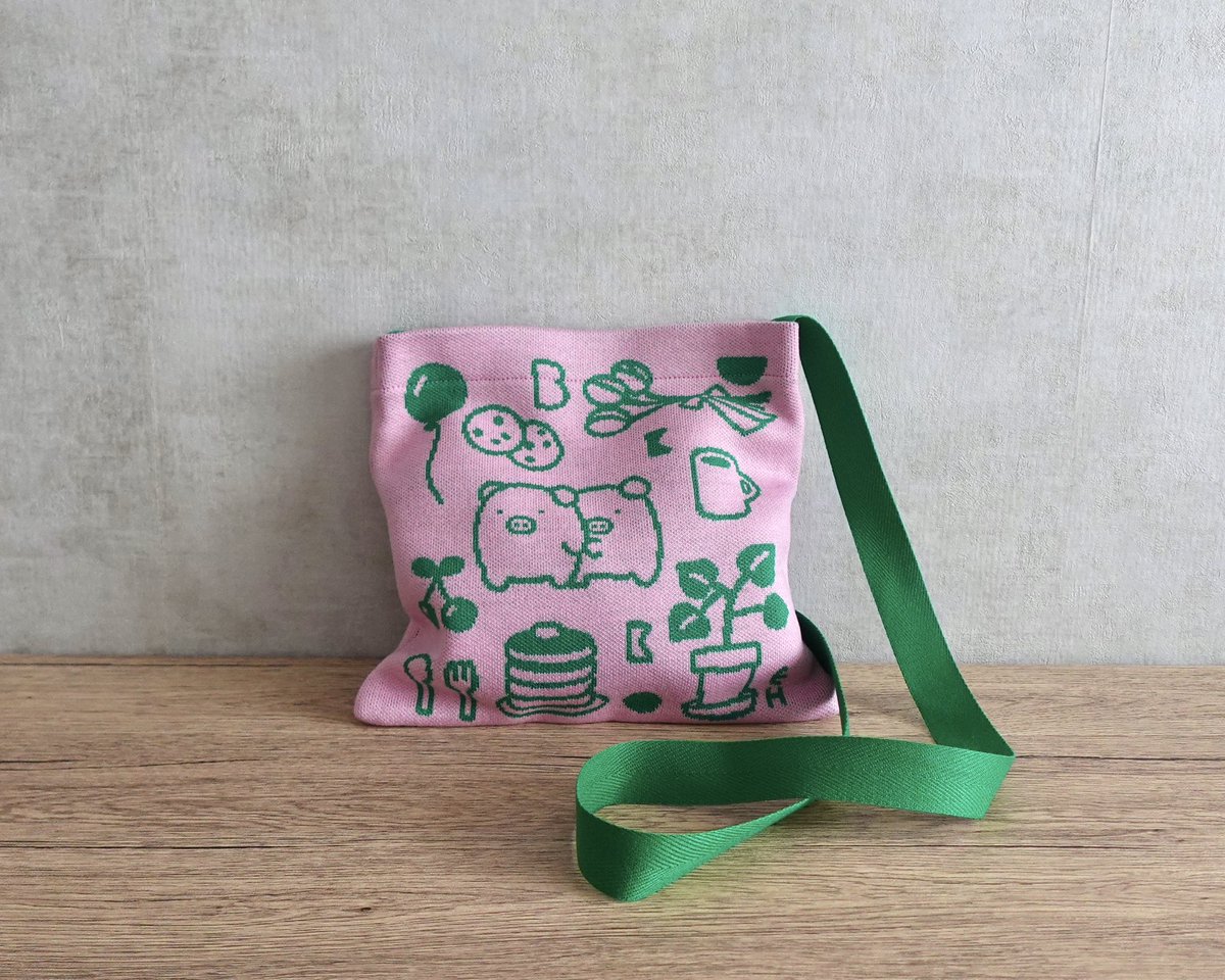 h_potch's tweet image. ✏︎グッズ紹介🆕 🧶
ニットバッグ〈2種〉
ぶっこと生活まわりのモチーフを集めたレリーフ風のデザインがかわいいバッグ🌷
ニット素材が今っぽいいちおしグッズです🌟
🍑🌵ピンク×グリーン
♟️🪵モノトーン×ブラウン
@hmj_fes #ぶたの子ぶっこ