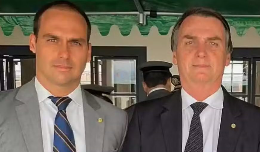 sensacionalista's tweet image. Jurista diz que não falar com Eduardo Bolsonaro é favorecimento e não medida punitiva