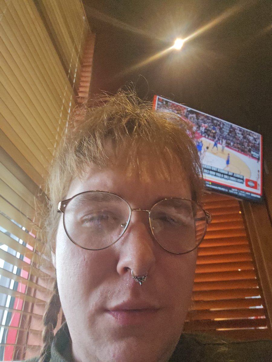 TobiSouls's tweet image. pictured: me yoinked off the sploinky + 1 long island iced tea at a local fast casual chain restaurant
