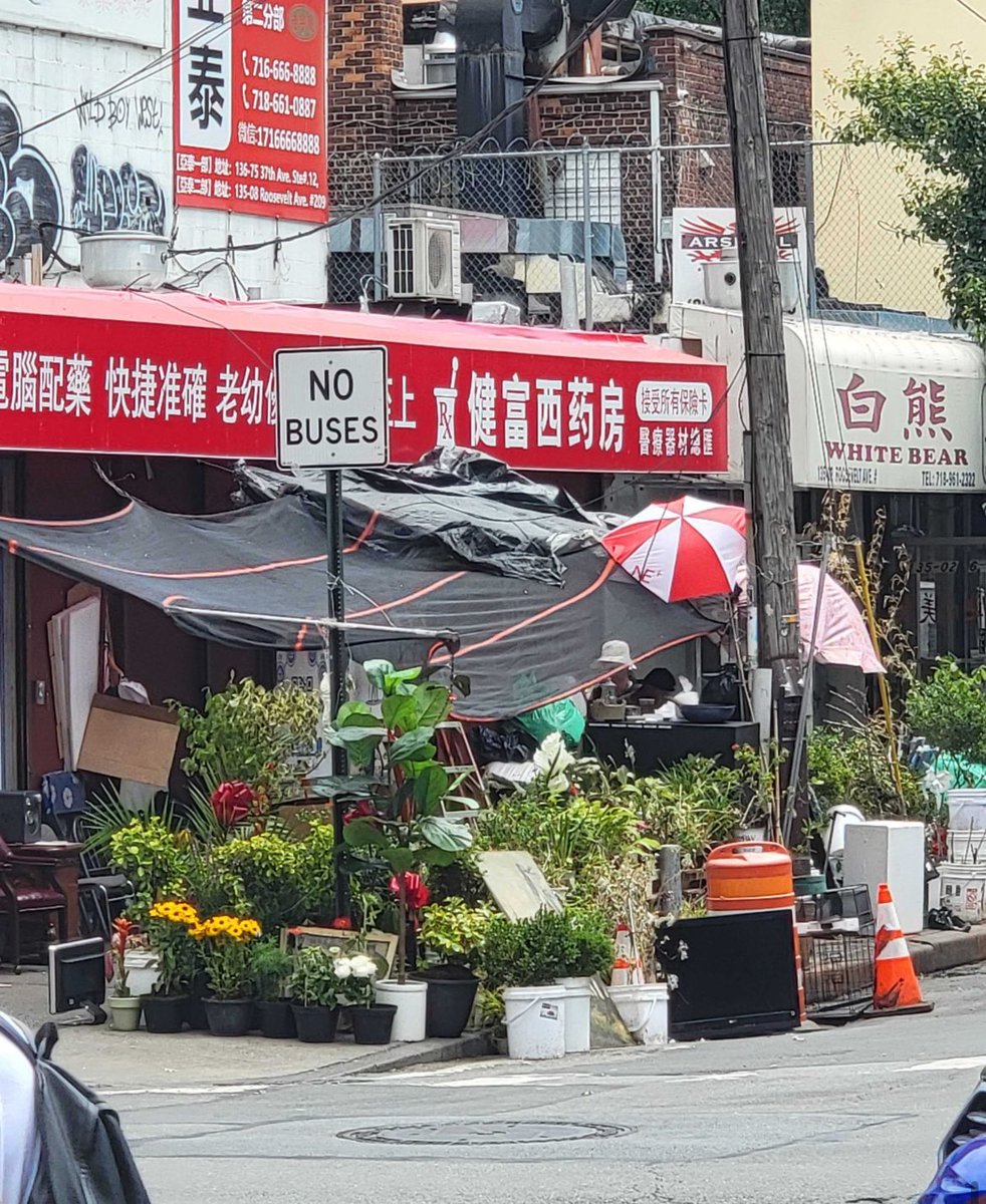 NYPD109Pct's tweet image. Earlier this week, your 109 cops conducted a joint operation with the Department of Homeless Services & the Sanitation Department to cleanup an illegal encampment and to provide services to individuals experiencing homelessness at 135-02 Roosevelt Ave.