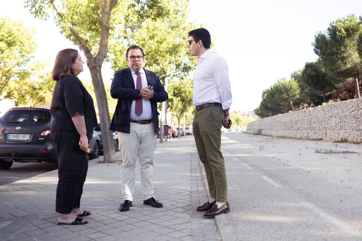 Además de las limpiezas especiales de verano que estamos realizando en el municipio, se está reforzando la limpieza viaria de Boadilla en aceras, calzadas, con la eliminación de hierbas en alcorques y de chupones en los árboles.
