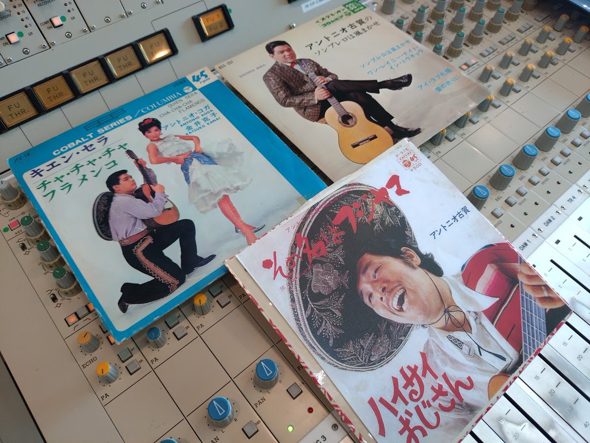 dmz_obc's tweet image. ギタリストで歌手でもあるアントニオ古賀さんを特集しました。ラジオ大阪のレコード室には古賀さんのシングルが多く保管されています。1曲を除いて全てＥＰレコードからの音源で構成しました。
#ラジオ大阪 #アントニオ古賀 #DMZ1314