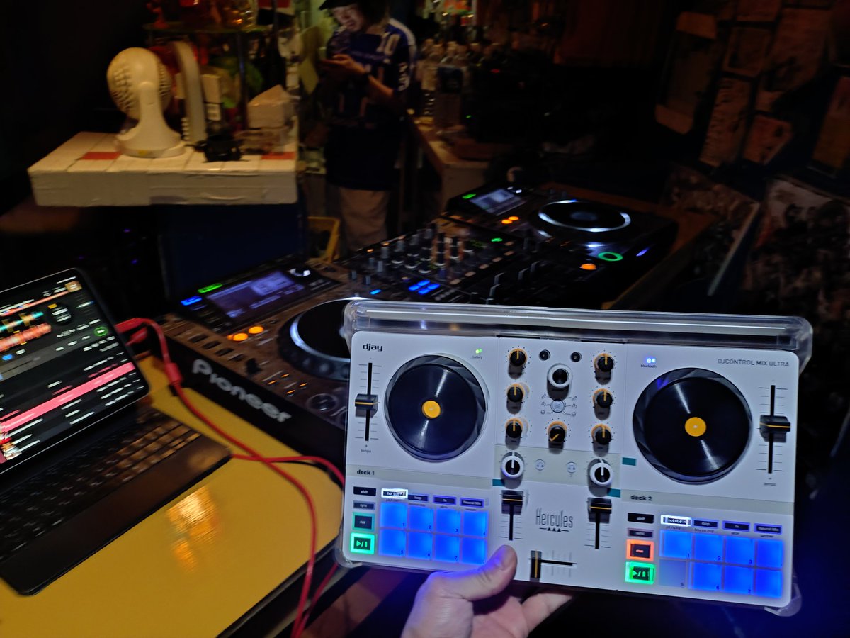shima_koube's tweet image. 本日のDJサークルではHercules DJCONTROL MIX ULTRAでワイヤレスでDJをやりました
フロアやバーカウンターからもDJできちゃいます!
iPadを現場のミキサーやCDJに繋げて音を出せばOK!