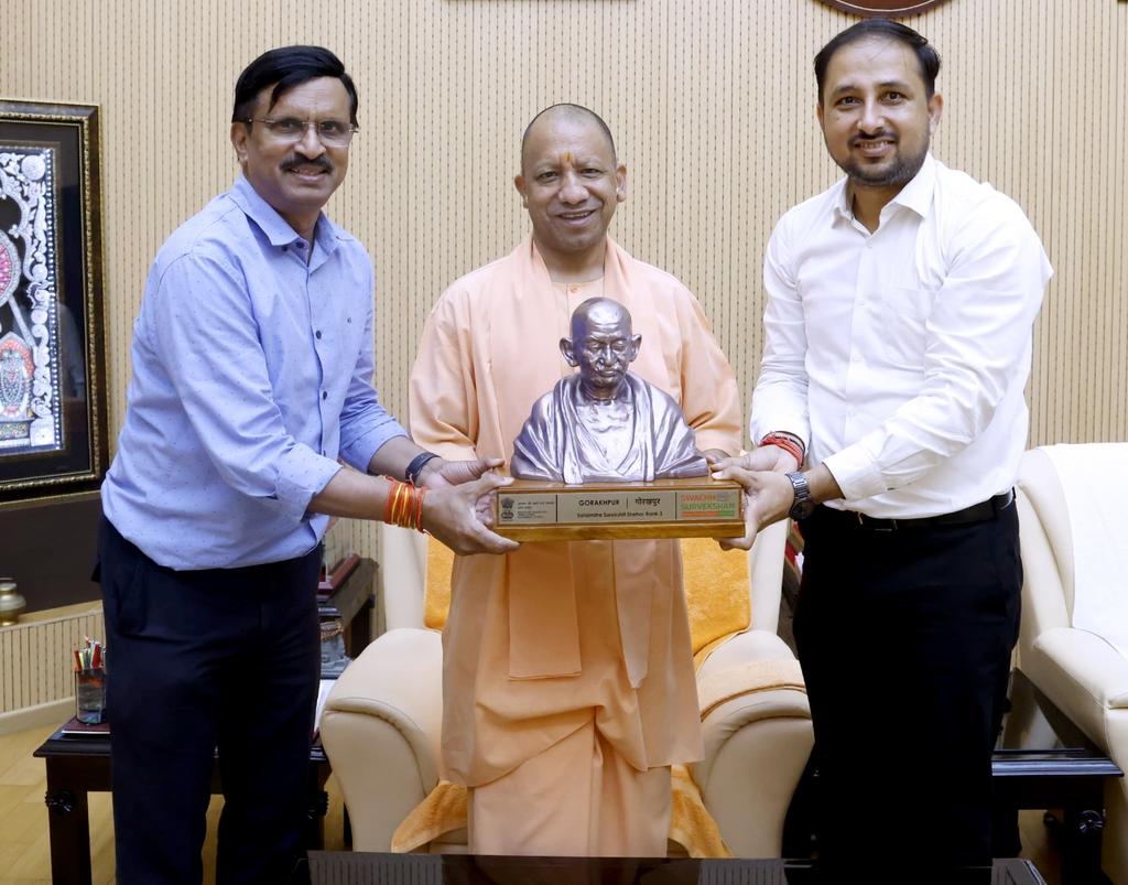 DrMangleshBJP's tweet image. स्वच्छता सर्वेक्षण 2024 में गोरखपुर को मिली ऐतिहासिक उपलब्धियों को आज उत्तर प्रदेश के यशस्वी मुख्यमंत्री परम् पूज्य श्री @myogiadityanath जी महाराज को समर्पित कर उनका आशीर्वाद प्राप्त किया।
