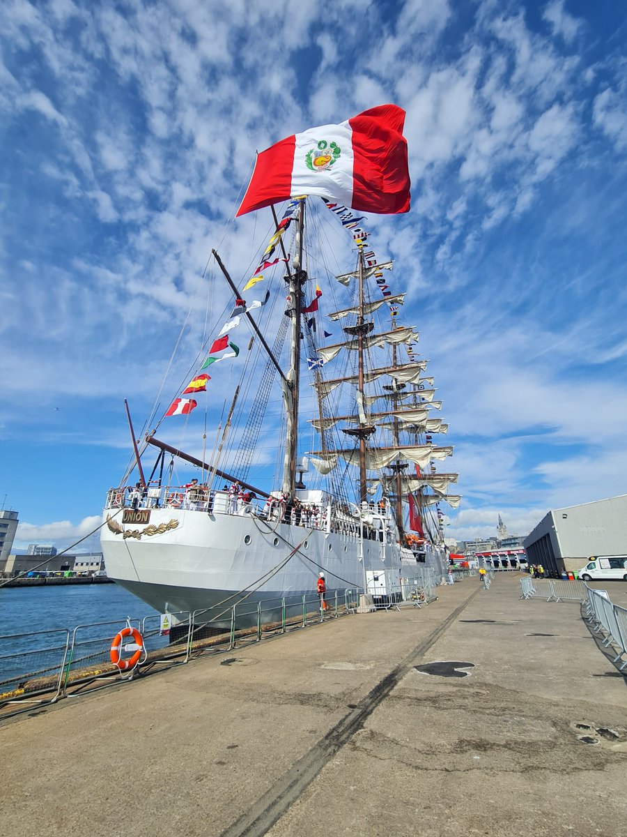 RNinScotland's tweet image. There was a huge welcome in #Aberdeen for the BAP UNION this morning, the Peruvian Tall Ship 🇵🇪 arrived from her visit to #London last week with the Peruvian Ambassador to the UK embarked!
🇬🇧 🤝🏼 🇵🇪
The ship will be open to the public from tomorrow morning!
#TallShips2025