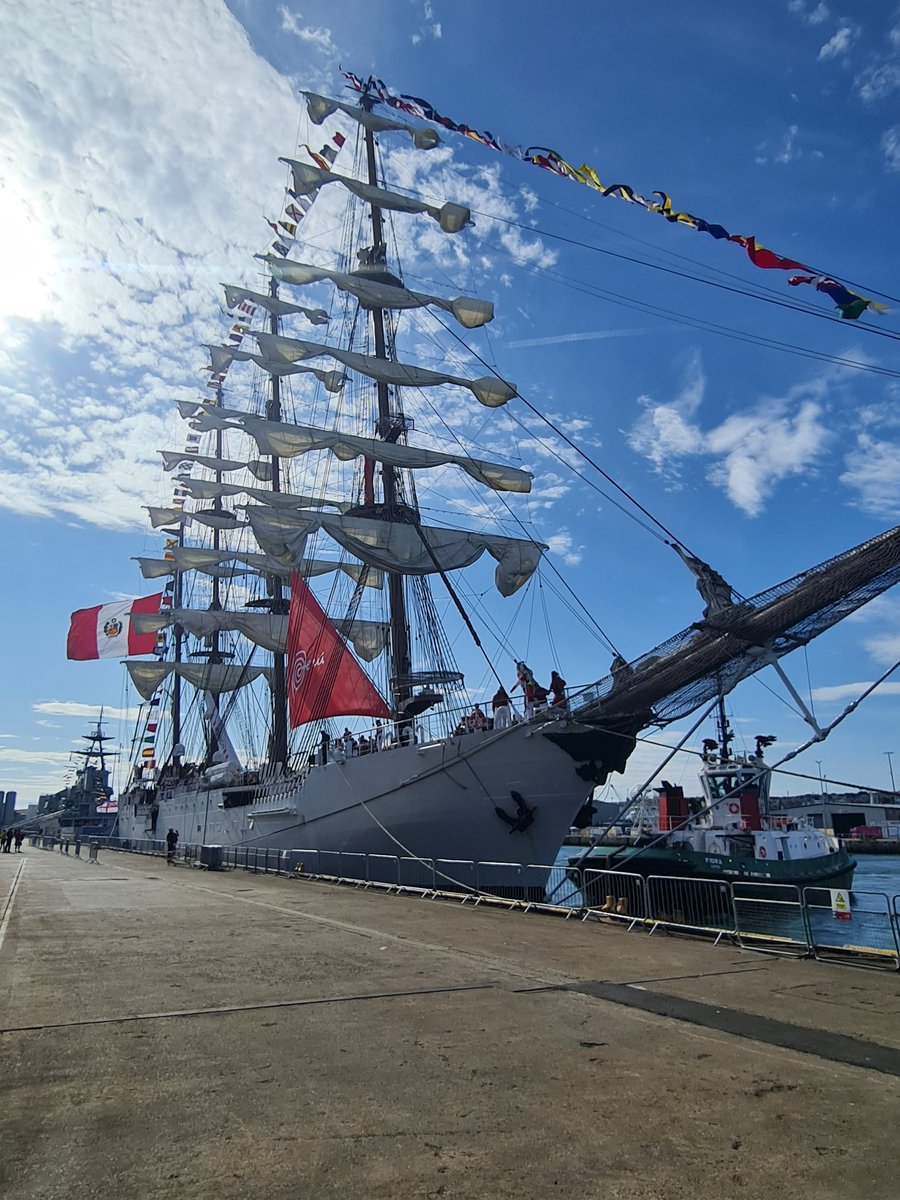RNinScotland's tweet image. There was a huge welcome in #Aberdeen for the BAP UNION this morning, the Peruvian Tall Ship 🇵🇪 arrived from her visit to #London last week with the Peruvian Ambassador to the UK embarked!
🇬🇧 🤝🏼 🇵🇪
The ship will be open to the public from tomorrow morning!
#TallShips2025