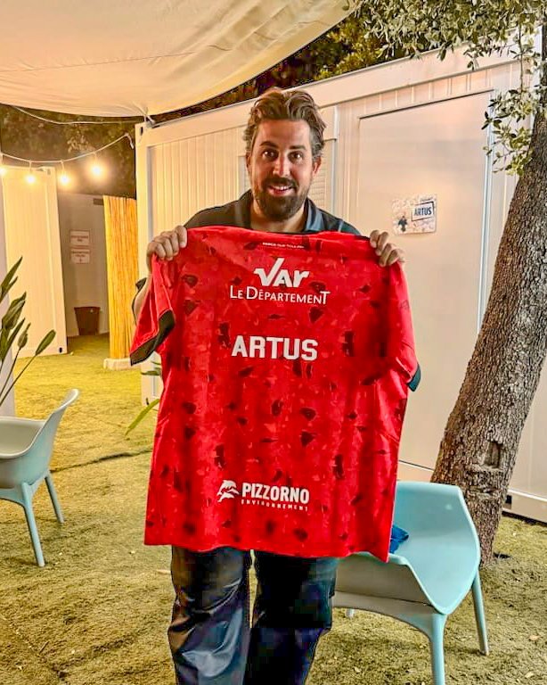 RCTofficiel's tweet image. Le comédien Artus a également reçu son maillot du RCT avant de performer sur la scène du Festival du Château de Solliès-Pont ce jeudi soir 😍🔴⚫

#ParceQueToulon