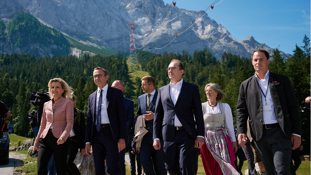 At the #ZugspitzeSummit, Federal Interior Minister Dobrindt welcomes his counterparts Retailleau 🇫🇷, Siemoniak 🇵🇱, Dybvad Bek 🇩🇰, Karner 🇦🇹, Rakušan 🇨🇿 and Commissioner Brunner 🇪🇺. The aim is to point the way towards a tougher European migration policy in Europe.

📷 H. Schacht