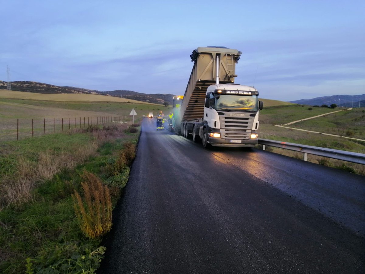 Rocío Díaz Jiménez (@rocio_diazj) on Twitter photo En #Andalucía estamos comprometidos con el cuidado de nuestras #carreteras.
Licitamos por 23,8 millones de euros los contratos de reparación de firmes de la red viaria de <a href="/AndaluciaJunta/">Junta de Andalucía</a>.
#AndalucíaFunciona con <a href="/JuanMa_Moreno/">Juanma Moreno</a>. En #Andalucía estamos comprometidos con el cuidado de nuestras #carreteras.
Licitamos por 23,8 millones de euros los contratos de reparación de firmes de la red viaria de <a href="/AndaluciaJunta/">Junta de Andalucía</a>.
#AndalucíaFunciona con <a href="/JuanMa_Moreno/">Juanma Moreno</a>.