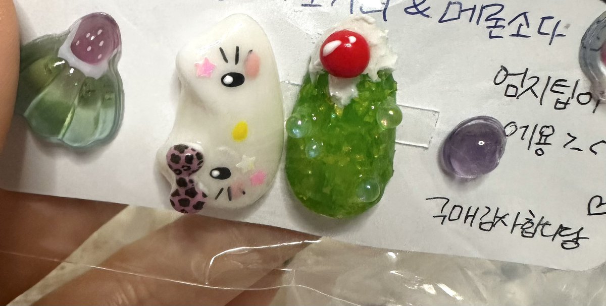 ch4er11's tweet image. 메론소다 네일하려고 알리에서 3마넌 삿어여 ㅎㅎ