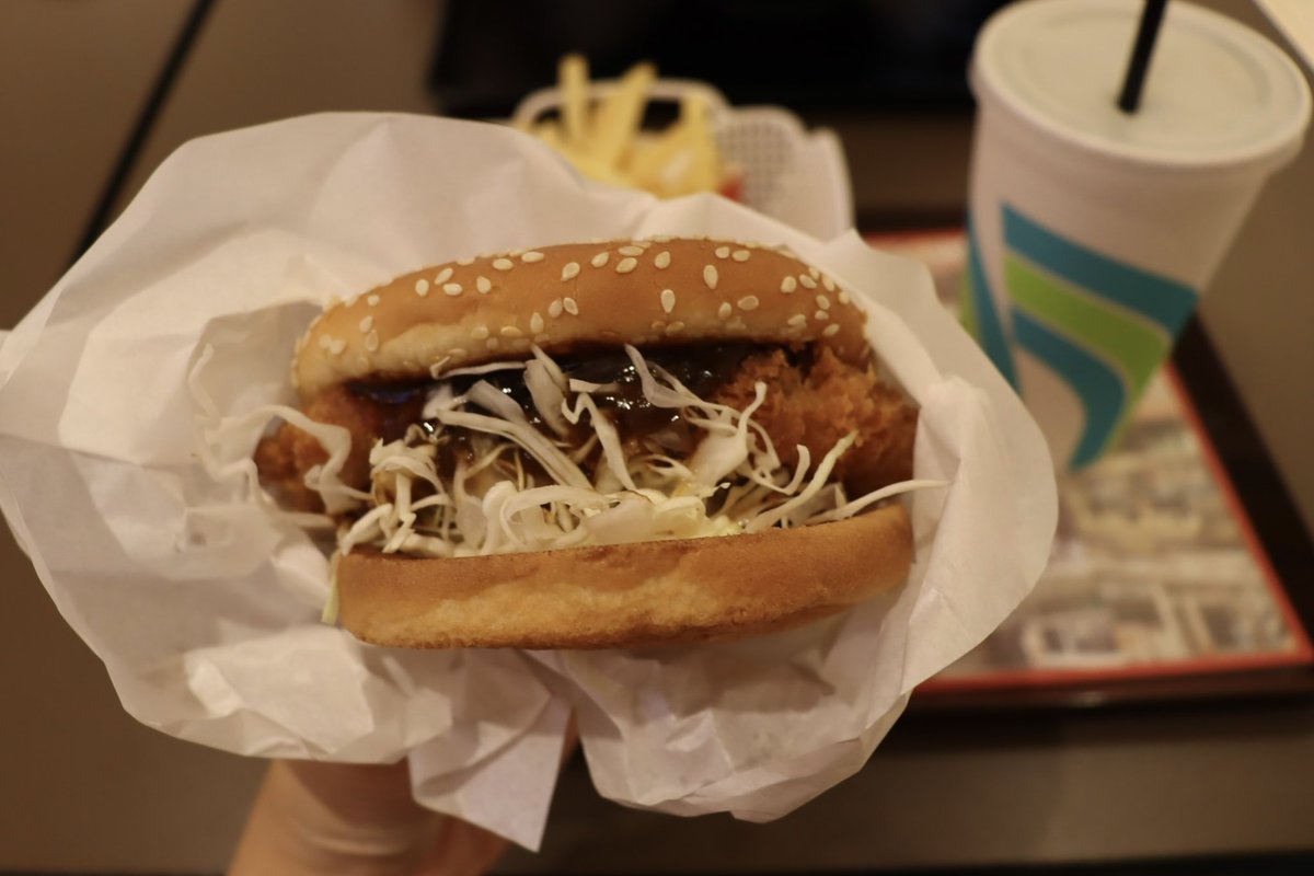 投票行って外食するんだ🗳️🍜🍔
投票してからお外に出ずにこれ食べられるので、岩手で暮らし始めてからはずっと選挙日じゃなくて期日前投票してる！
柳家&amp;ドムドム最高〜！✨