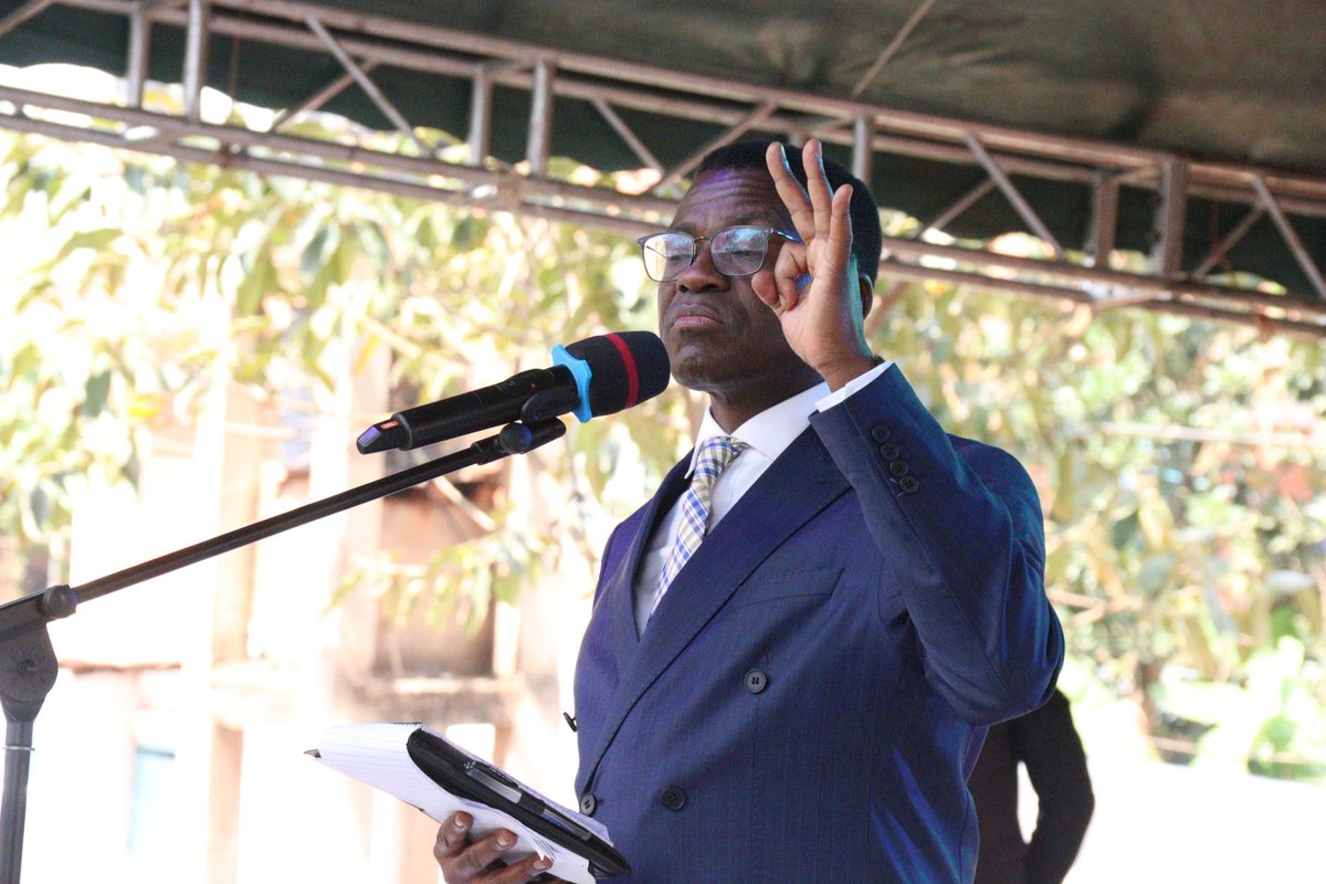 BugandaKingdom_'s tweet image. Katikkiro ajjukizza abazadde obuvunaanyizibwa bwabwe eri abaana
Katikkiro wa Buganda Owek. Charles Peter Mayiga agguddewo ekizimbe ekibuddwa mu linnya lye ku ssomero ki Verona High School e Mutundwe Kisigula.
Katikkiro Mayiga asinzidde eno n'ajjukiza abazadde ennyingo enkulu 5…
