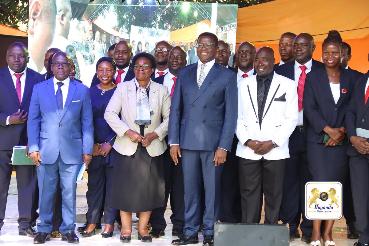 BugandaKingdom_'s tweet image. Katikkiro ajjukizza abazadde obuvunaanyizibwa bwabwe eri abaana
Katikkiro wa Buganda Owek. Charles Peter Mayiga agguddewo ekizimbe ekibuddwa mu linnya lye ku ssomero ki Verona High School e Mutundwe Kisigula.
Katikkiro Mayiga asinzidde eno n'ajjukiza abazadde ennyingo enkulu 5…