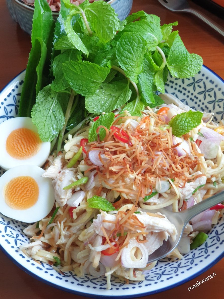 KwansriR's tweet image. ยำหัวปลีกับอกไก่ ปรุงรสด้วยน้ำมะนาว เนยถั่ว น้ำตาลมะพร้าว น้ำปลา น้ำมันมะกอก โรยหน้าด้วยมะพร้าวคั่วหอมๆ อร่อยนะ😊