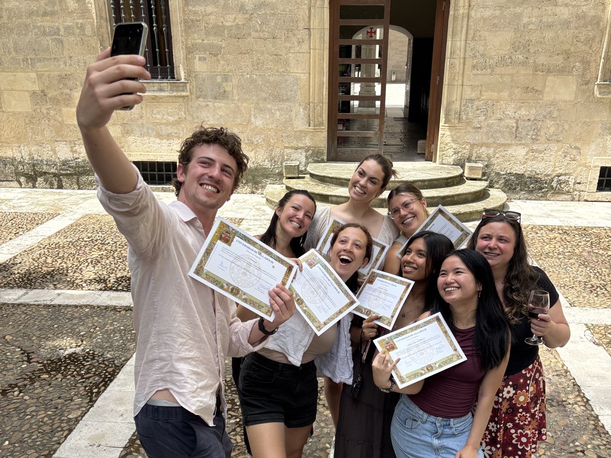 idiomasuva's tweet image. Esta semana hemos despedido a los estudiantes de español de la @Sydney_Uni 🇦🇺 y a los participantes en el Curso de Español para Profesores de ELE de la @UVa_es, la mayoría de ellos procedentes de la @CSUSM 🇺🇸. ¡Enhorabuena! ☺ #SpanishinValladolid 🇪🇸
📰👉 fundacion.uva.es/noticias/una-t…