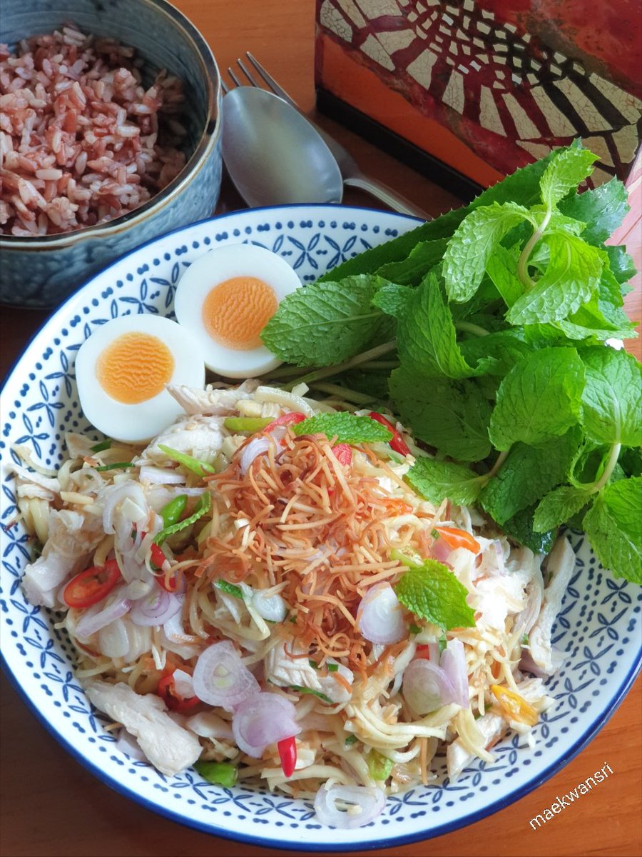 KwansriR's tweet image. ยำหัวปลีกับอกไก่ ปรุงรสด้วยน้ำมะนาว เนยถั่ว น้ำตาลมะพร้าว น้ำปลา น้ำมันมะกอก โรยหน้าด้วยมะพร้าวคั่วหอมๆ อร่อยนะ😊