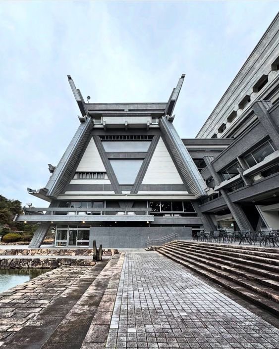 luusssso's tweet image. The incredible Brutalist architecture of the Kyoto International Conference Center by Sachio Otani (1966)