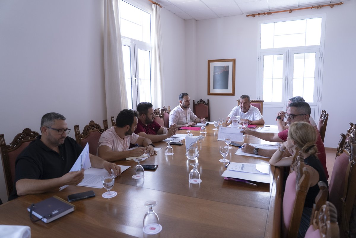 🚕 Presentamos a los siete ayuntamientos de la isla el borrador del Reglamento de TL.Net, la herramienta insular que permitirá mejorar la gestión, la coordinación y la calidad de este servicio.

#Lanzarote #Taxi #Movilidad