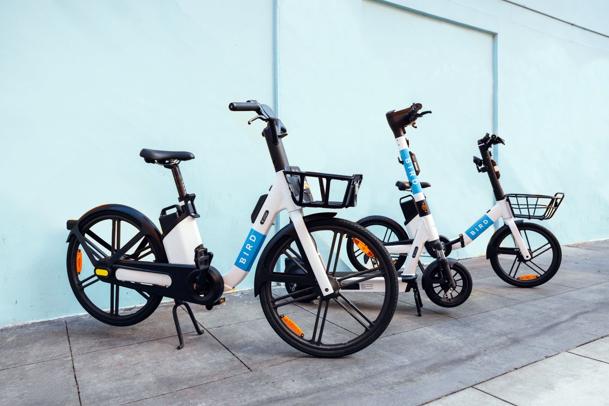 ZagDaily's tweet image. Zag takes an inside look at @BirdRide's fresh fleet.
The shared micromobility operator unveils two new e-bikes and one e-scooter - each designed to prioritise rider safety, operational efficiency, and performance.
Read more: zagdaily.com/featured/an-in…