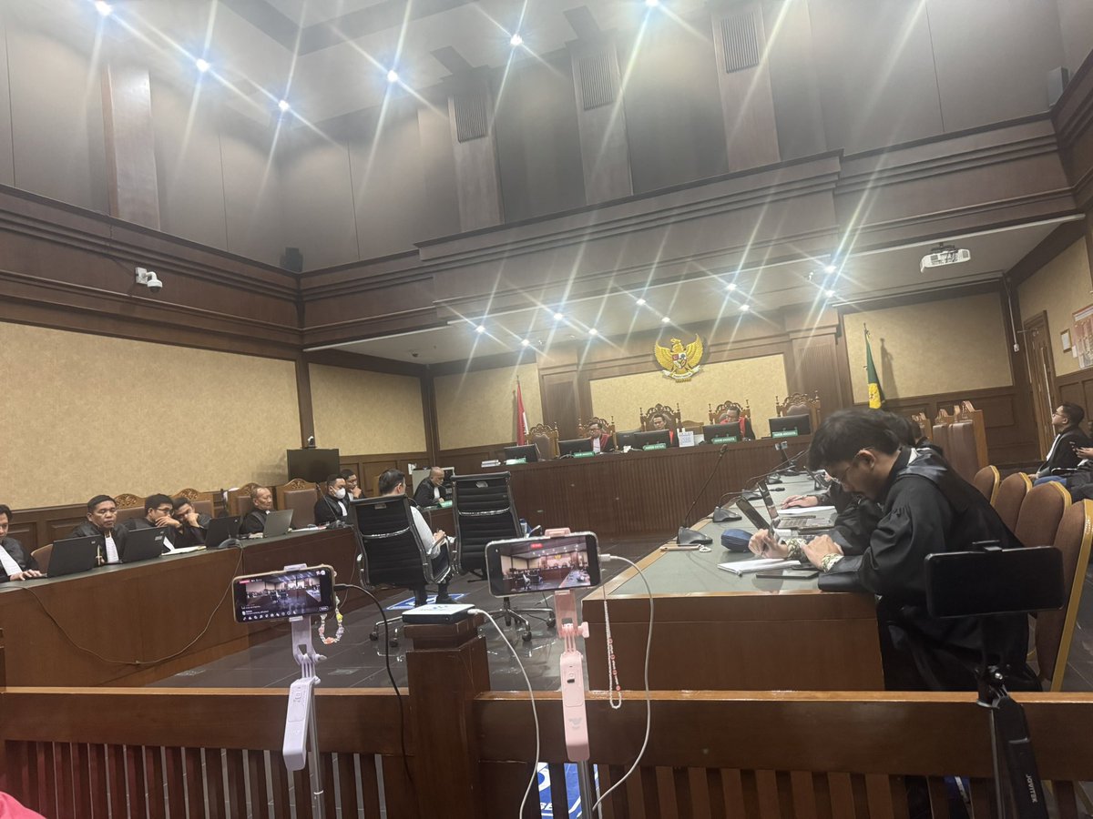 Innalillahi.
Pak <a href="/tomlembong/">Tom Lembong</a> dihukum 4 tahun 6 bulan, dg alasan :
1) melanggar hukum krn  BUMN bekerjasama dg swasta dlm melaksanakan impor gula - maka siap2lah semua pjbt yg menugaskan BUMN dan BUMN tsb kerjasama dg swasta masuk penjara. Padahal kerja dan dg swasta adalah sah