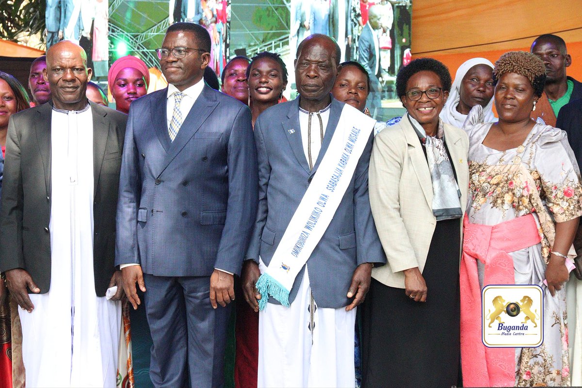 BugandaKingdom_'s tweet image. Katikkiro ajjukizza abazadde obuvunaanyizibwa bwabwe eri abaana
Katikkiro wa Buganda Owek. Charles Peter Mayiga agguddewo ekizimbe ekibuddwa mu linnya lye ku ssomero ki Verona High School e Mutundwe Kisigula.
Katikkiro Mayiga asinzidde eno n'ajjukiza abazadde ennyingo enkulu 5…