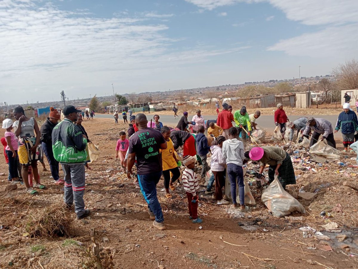 COJactionsaREC's tweet image. CoJ Regional Chair &amp;amp; Secretary joined Actionairs on the ground in Ward 50 cleaning up &amp;amp; handing out clothes. #MandelaDay2025