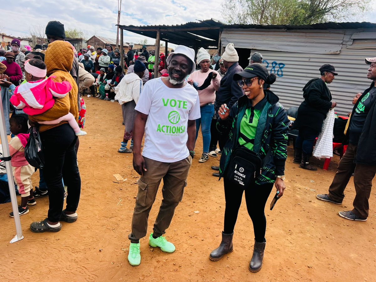 COJactionsaREC's tweet image. CoJ Regional Chair &amp;amp; Secretary joined Actionairs on the ground in Ward 50 cleaning up &amp;amp; handing out clothes. #MandelaDay2025